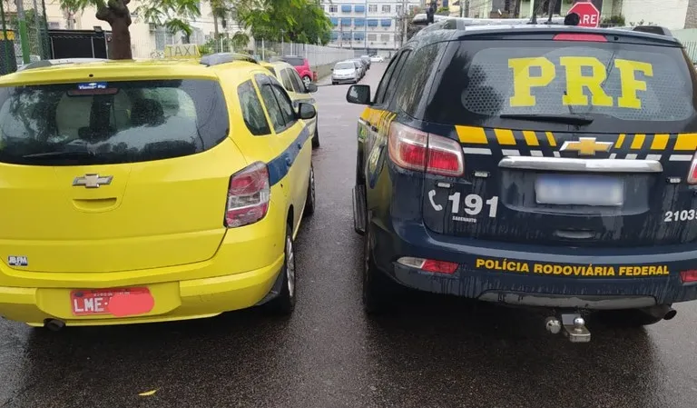 Motorista de táxi foi acusado por adulterar a placa do veículo