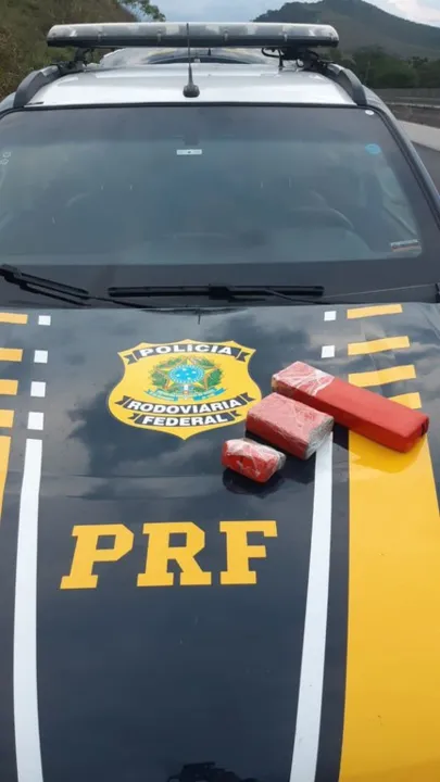 Foi encontrada cerca de 1,024kg de erva seca prensada semelhante à maconha, 03 "trouxinhas" de Skank e 02 seringas com óleo de THC, em uma mochila