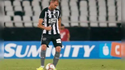 Zagueiro Carli é um dos desfalques da equipe para o jogo de hoje