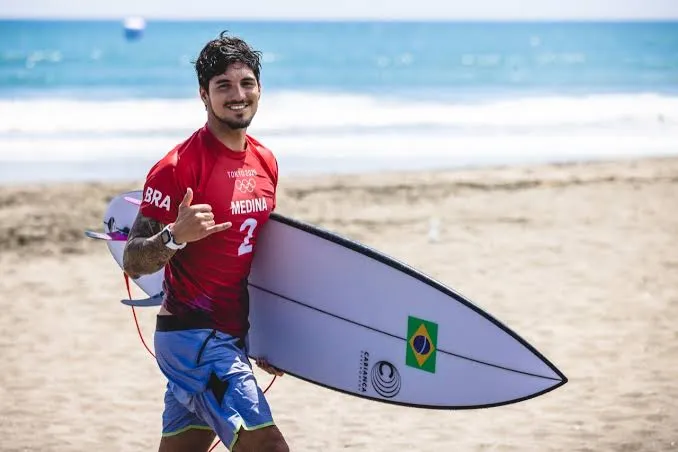 Medina é tricampeão do mundo de surfe
