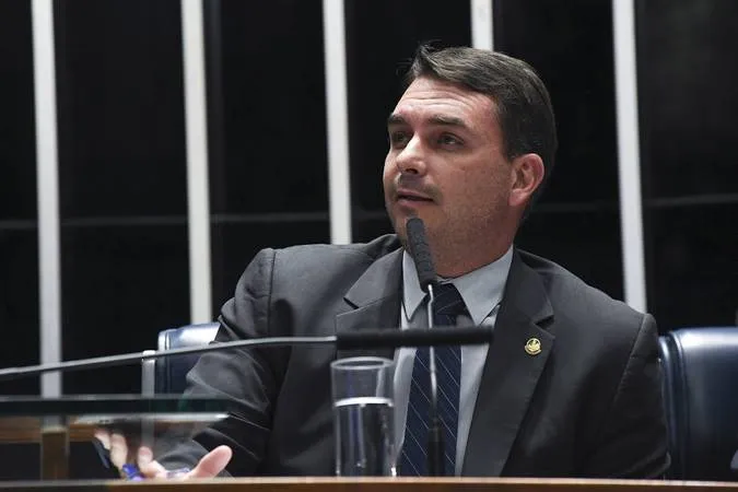 Senador é acusado de ficar com parte do salário de assessores