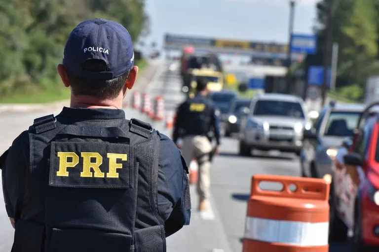 Durante todo o feriado a PRF reforçará o policiamento ostensivo em locais e horários identificados como de maior incidência de acidentes graves e de criminalidade