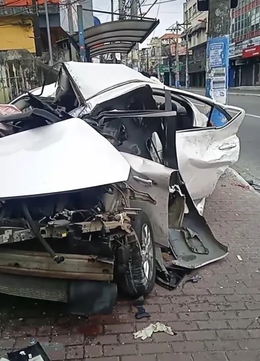 Na manhã de ontem, veículo ainda se encontrava no local 