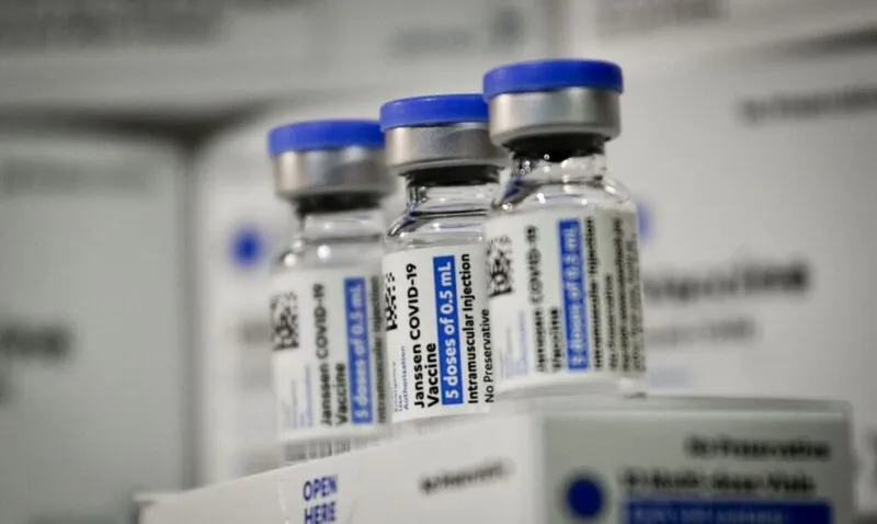 Até o momento, o Brasil recebeu 6,6 milhões de doses da vacina Janssen. Certa de 2 milhões de doses estão em análise no momento, pelo Instituto Nacional de Controle de Qualidade em Saúde (INCQS)
