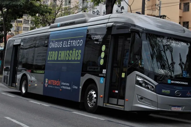 Ônibus Elétrico em teste circulando por Niterói. A consulta para aprovação pode ser feita pelo aplicativo Colab.