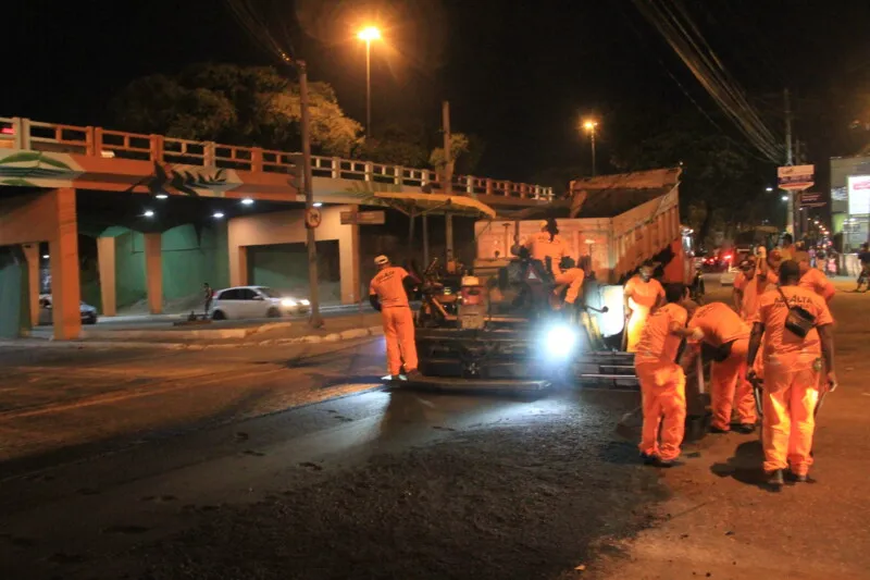 O trabalho da colocação do novo pavimento segue agora pela Rua Manoel João Gonçalves, uma das principais vias do bairro