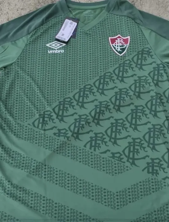 Camisa tem vários brasões do escudo formando detalhes