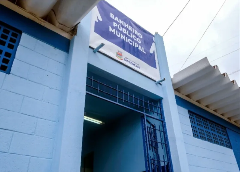 O banheiro público do local foi reformado e entregue à população