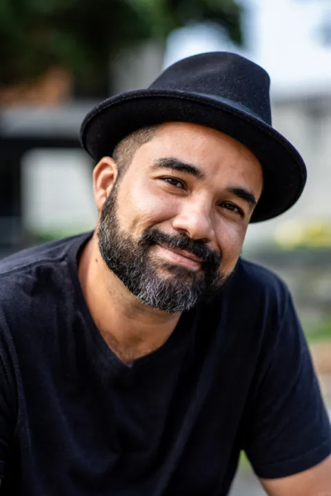O escritor gonçalense Rodrigo Santos