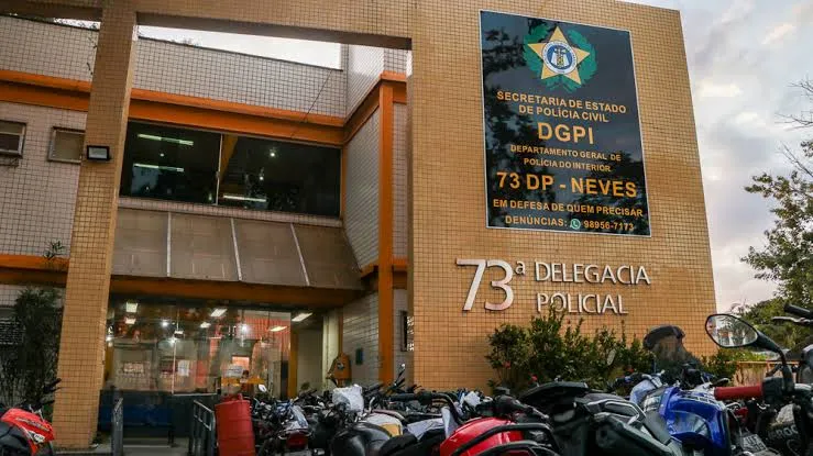 O caso foi registrado na Delegacia de Neves (73ª DP)