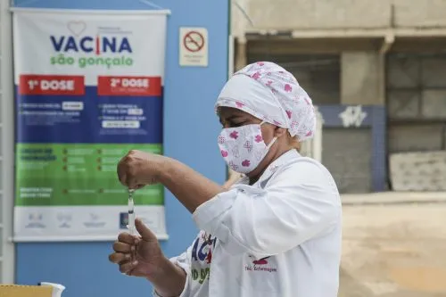 A pasta destaca a importância dos gonçalenses chegarem aos pontos de vacinação uma hora antes do término da aplicação da vacina
