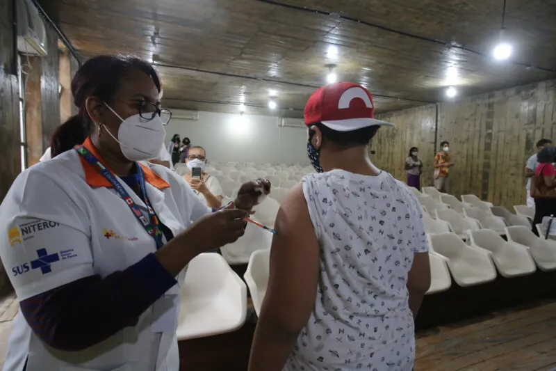A vacinação continuará com a aplicação da dose de reforço em idosos para conter o avanço da variante Delta