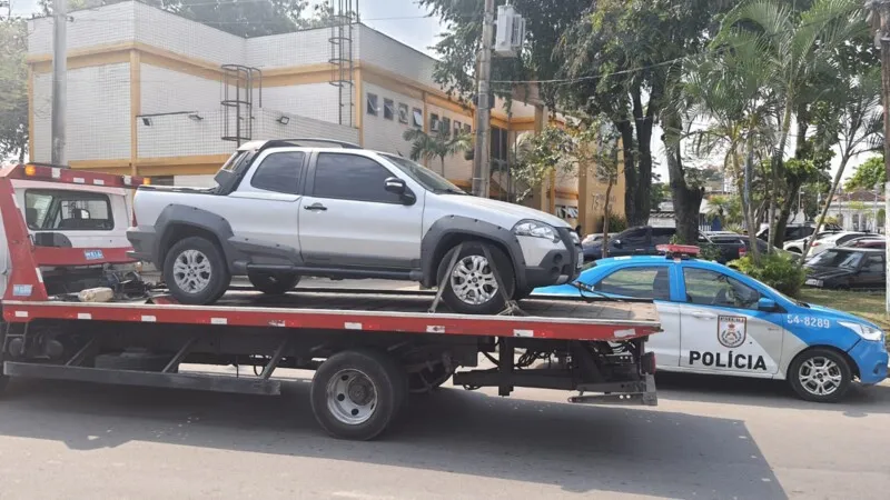 Equipes da polícia encontraram o veículo abandonado 