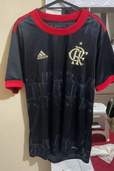 'Camisas foram lançadas hoje', mas 'robauto' já estava fazendo venda na internet