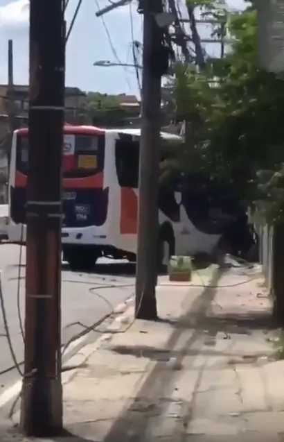 Ônibus se chocou com poste na Zona Norte do Rio