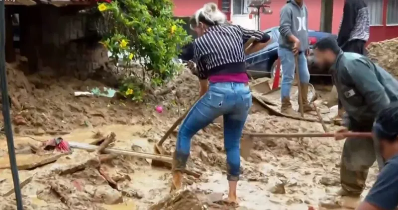 Mãe tentou cavar com uma pá para tentar achar a filha