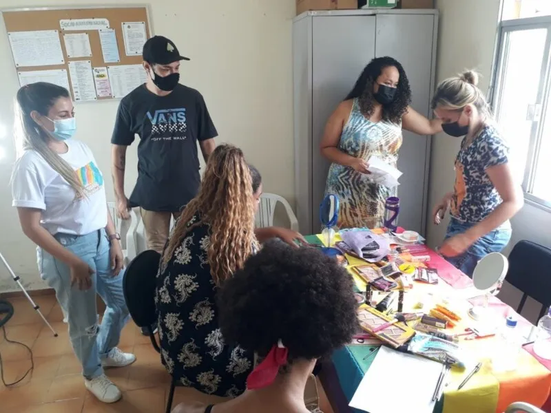 A capacitação conta com aulas de maquiagem, extensão de cílios e designer de sobrancelhas