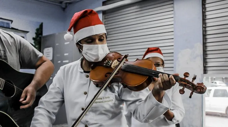 O projeto de musicoterapia é liderado por enfermeiros voluntários