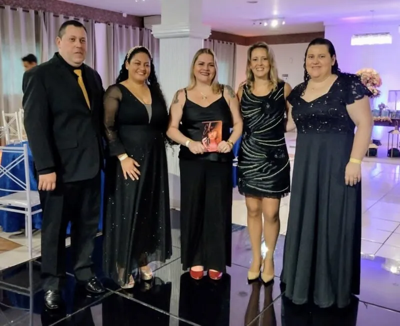 Roberta de Souza ao centro, com os organizadores do evento de premiação Ecos da Literatura 2021