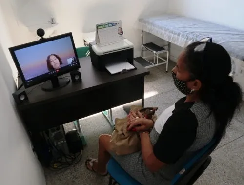 Quando o paciente opta pela videoconferência em casa, ele recebe o link na hora marcada da consulta