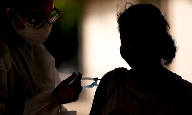 Municípios relatam mais de 70% de adultos vacinados 