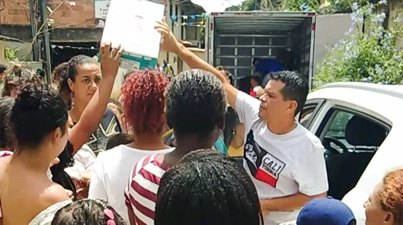 Brinquedos sendo distribuídos pelo influencer Ledilson Paiva em Niterói e São Gonçalo. 