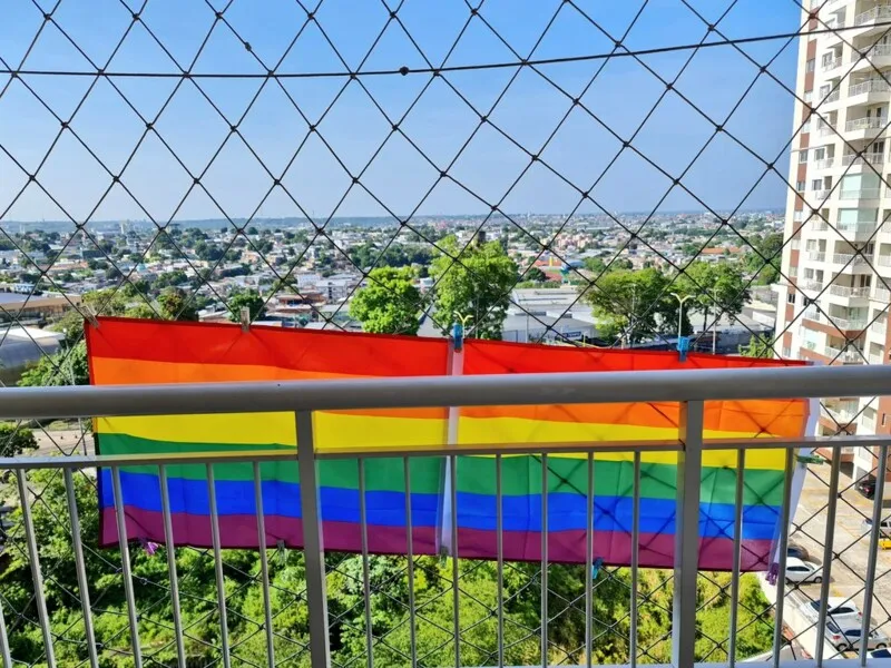 Ele mostrou como ficou a bandeira estendida em sua sacada 