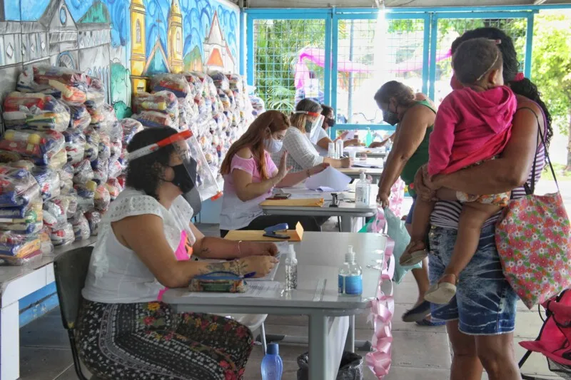 As entregas de dois kits por aluno acontecem até quarta-feira (6)