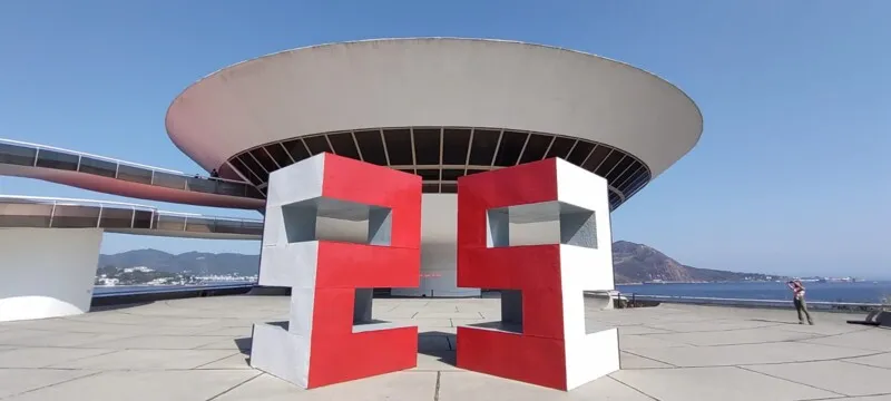 Escultura 25 anos, de Joé Raul Allegretti, de curadoria de Priscilla Allegretti