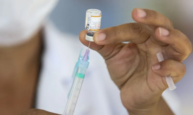 O lote de vacinas chegou com 1,2 milhão de doses