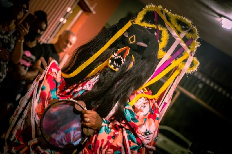 A festa se caracteriza como um cortejo de cantos religiosos ou humorísticos