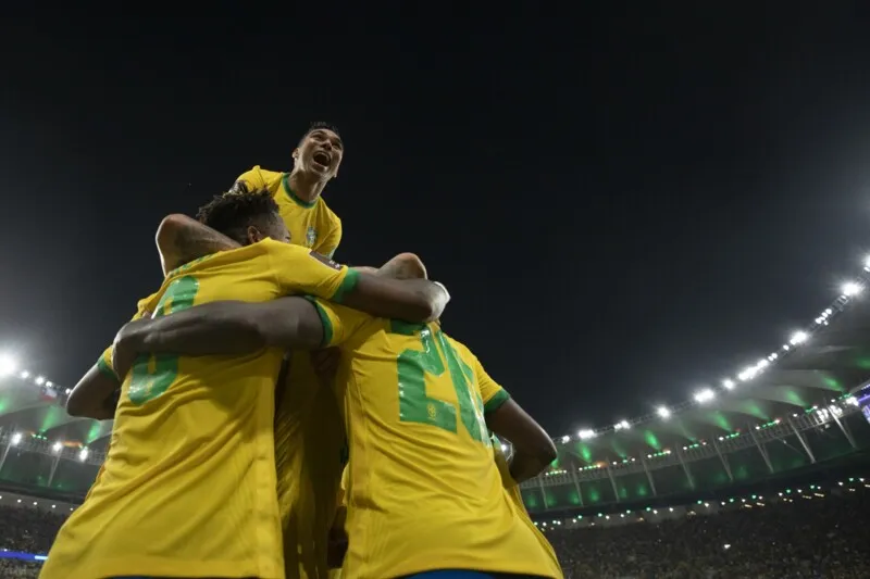 Brasil vence Chile no Maracanã pelas Eliminatórias