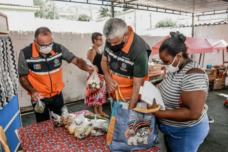 Na parte da tarde, foi a vez dos alunos da Escola Municipalizada (E. Mz.) Maria das Dores Antunes, em Picos, garantirem os alimentos da 'feirinha'