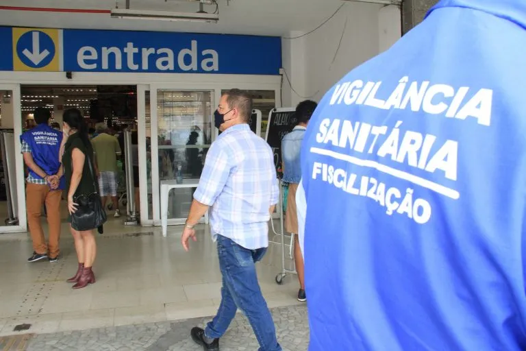 Imagem ilustrativa da imagem Vigilância Sanitária apreende alimentos e multa supermercado