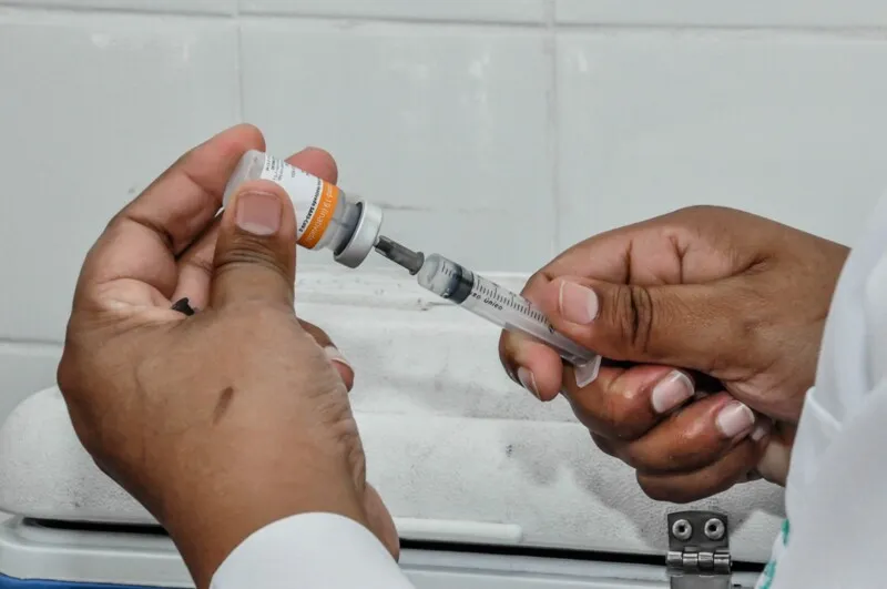 O secretário municipal de Saúde, Sandro Ronquetti, destaca a importância de vacinar toda a população adulta de Itaboraí