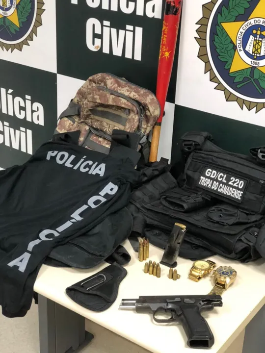 Material apreendido com os criminosos