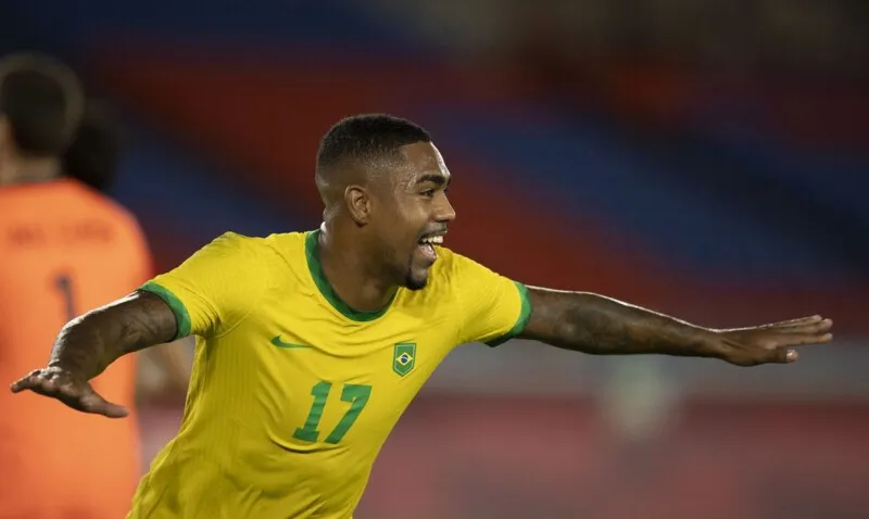 Malcom fez o gol da vitória por 2 a 1 