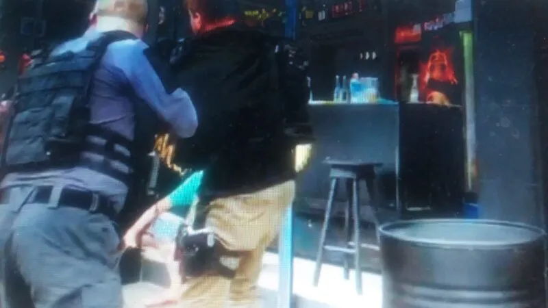Acusado foi preso em um bar 