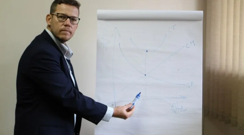 Professor de Economia Lauro Barillari