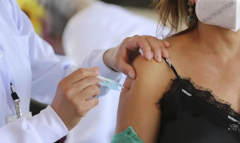  Hoje, 492 pacientes se encontram internados com covid-19, o menor número desde abril de 2020, e a fila de espera por leitos está zerada