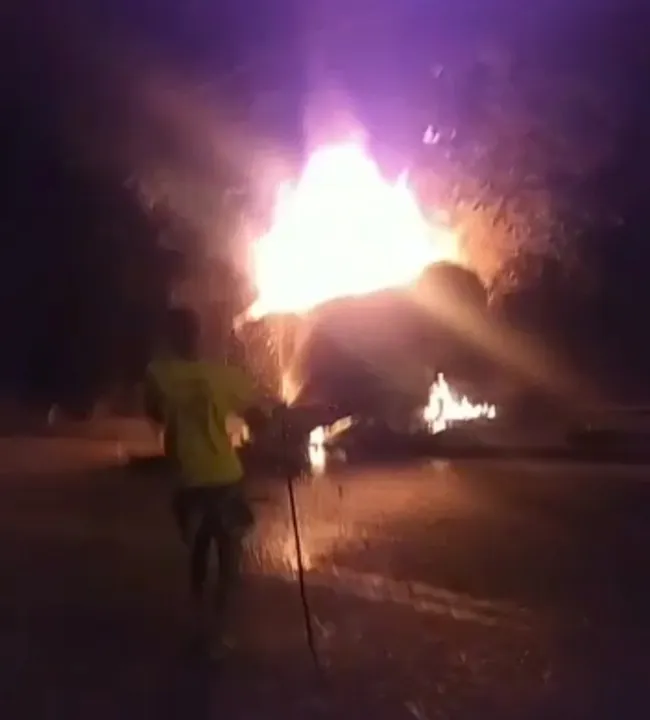 Moradores tentaram socorrer vítimas, mas incêndio não permitiu aproximação