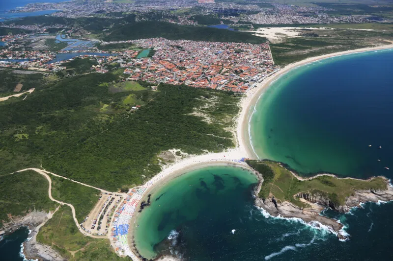 Os competidores vão contornar o Morro do Vigia, que divide as praias do Peró e das Conchas