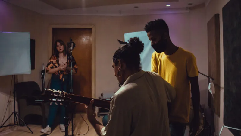 Um dos maiores anseios do Mau é que haja, através do álbum, uma identificação do público