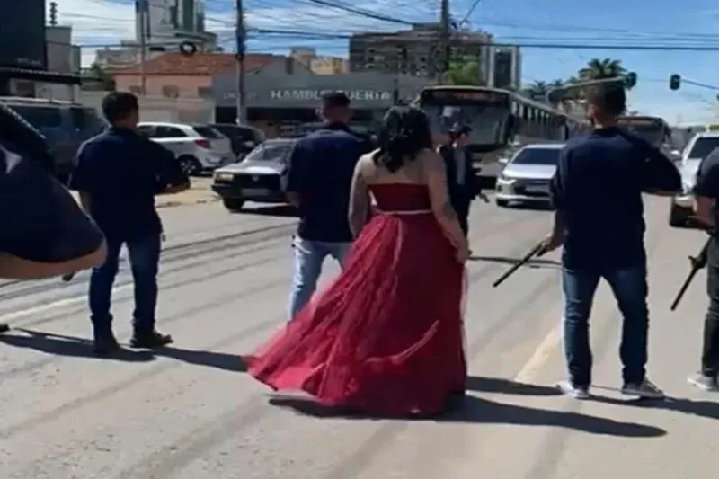 Sete homens armados bloquearam a rua