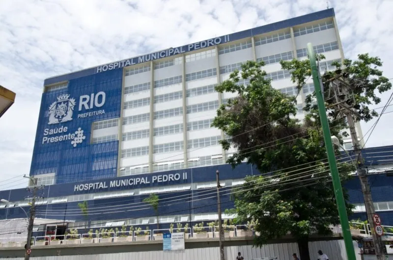 A mulher esfaqueada foi encaminhada para o Hospital Municipal Pedro II