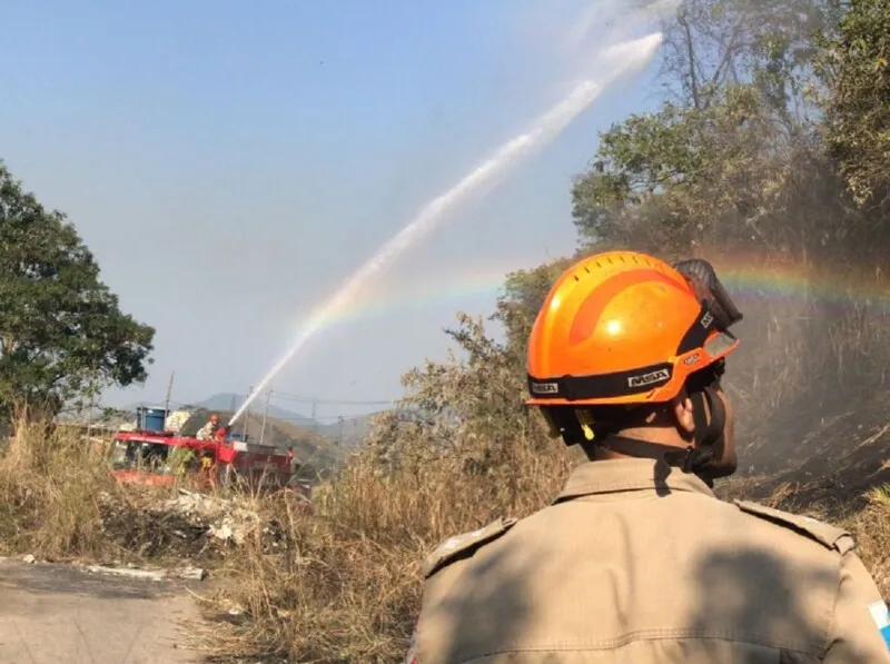 Devido à complexidade da região, as ações de combate ao incêndio se estenderam até a madugada desta quarta-feira (24)