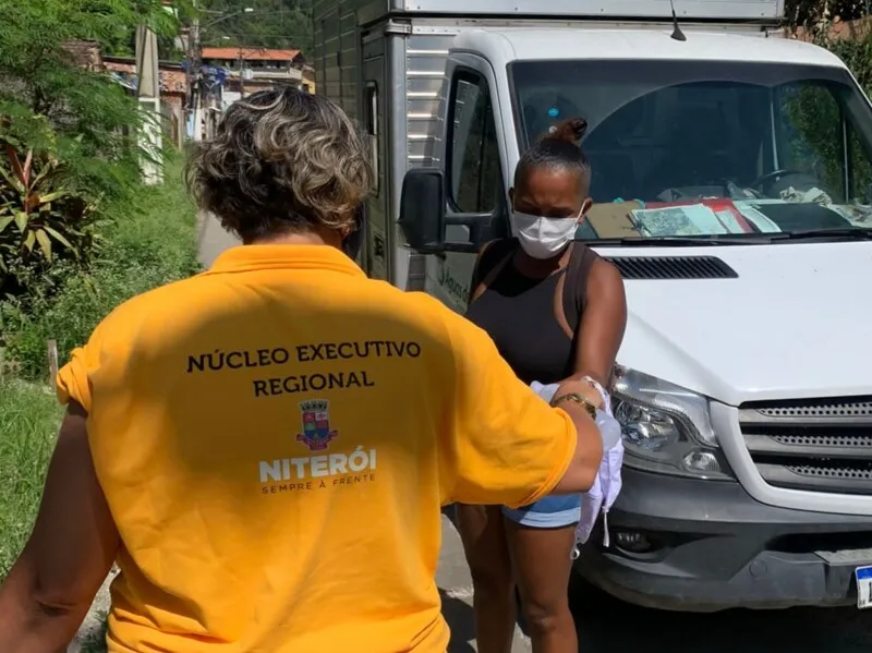 Após meses de sanitização dos ambientes, ampliação dos leitos testagem e vacinação em massa, Niterói volta com distribuição de máscaras