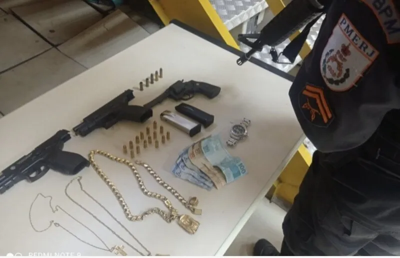 Armas e munição foram apreendidas 
