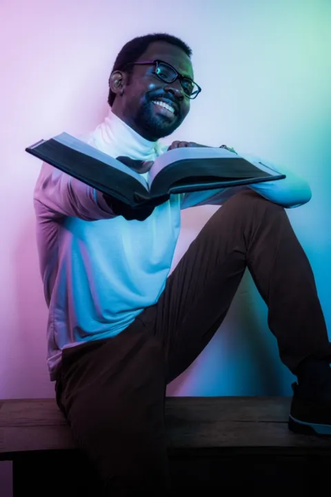 Ator, escritor, músico e professor, Izak Dahora