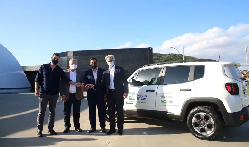 Axel Grael, prefeito de Niterói, também estava presente no recebimento dos aparelhos